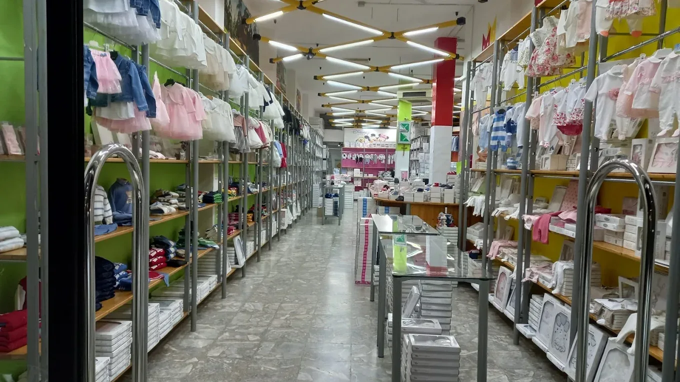 Interno del negozio New Bamby a Francavilla Fontana con gli scaffali dell'abbigliamento per bambini