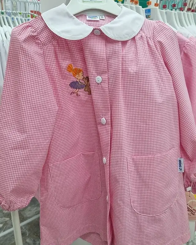 Grembiule asilo a quadretti rosa e bianchi con colletto tondo bianco e ricamo di una bimba con cagnolino