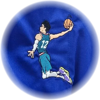 Ricamo di un giocatore di basket che schiaccia a canestro, su grembiule blu