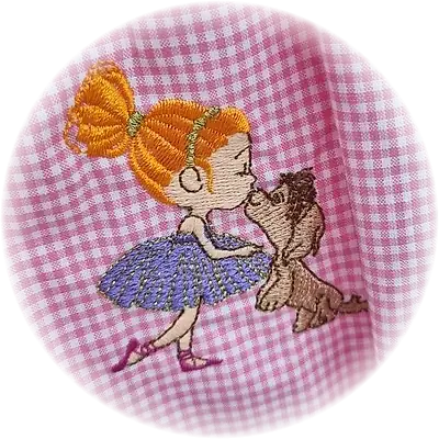 Ricamo di una bimba con il fiocco che accarezza un cagnolino, su tessuto a quadretti rosa