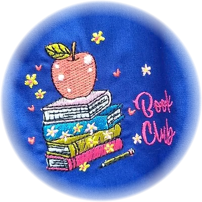 Ricamo Book Club con una pila di libri colorati e una mela, su grembiule blu