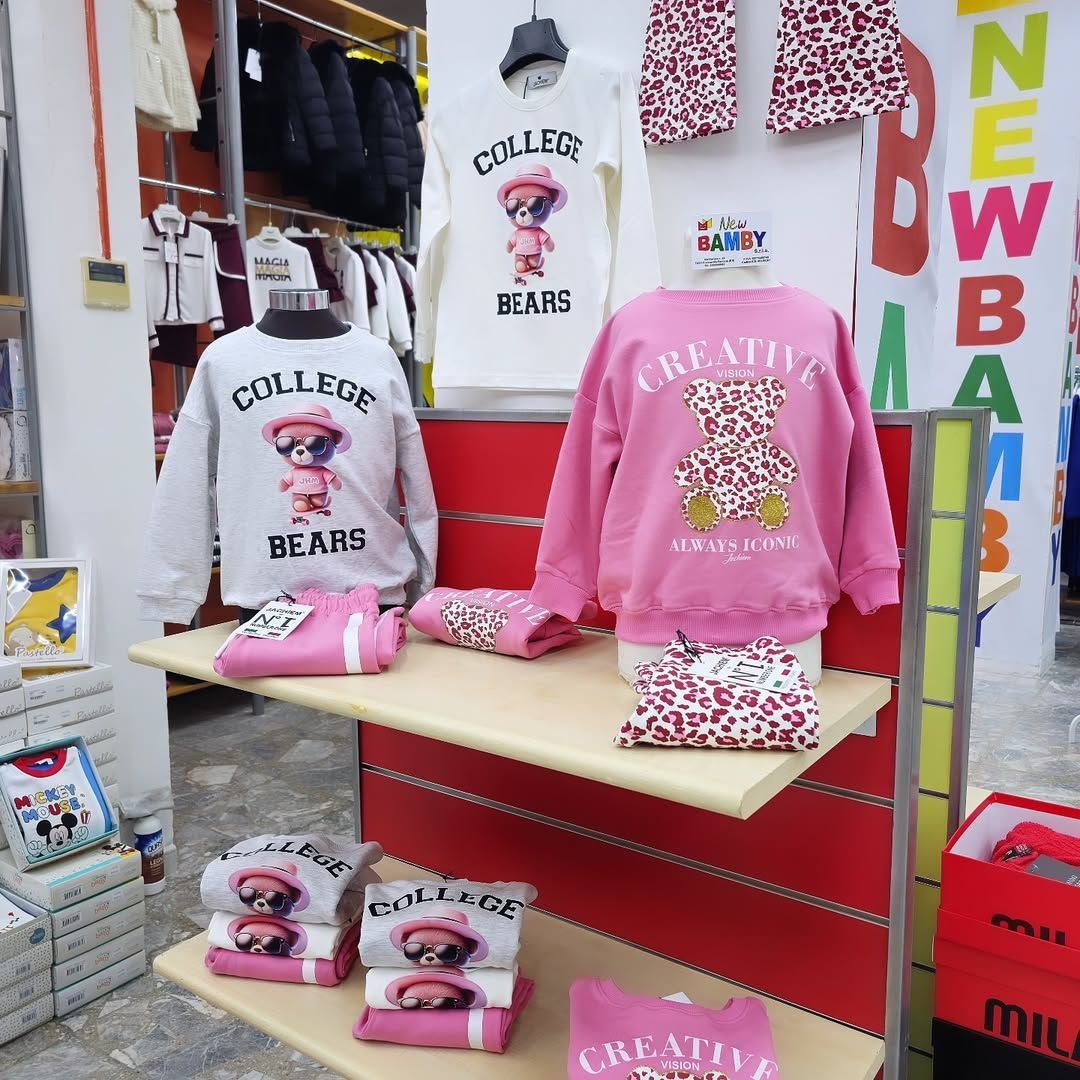 Felpe e completi casual per bambini esposti in negozio a Francavilla Fontana