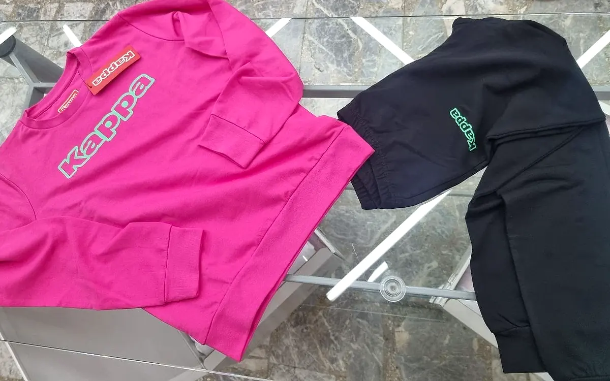 Completo Kappa composto da felpa girocollo fucsia con logo e pantalone jogger nero