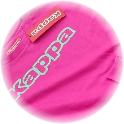 Dettaglio del logo Kappa verticale sul petto della felpa fucsia, con etichetta arancione